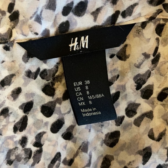 𝅺H & M Print Sleeveless Sheer Top in 8 - Picture 3 of 7